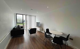 Luxury 2-Bed Apt With Free Parking On Premises